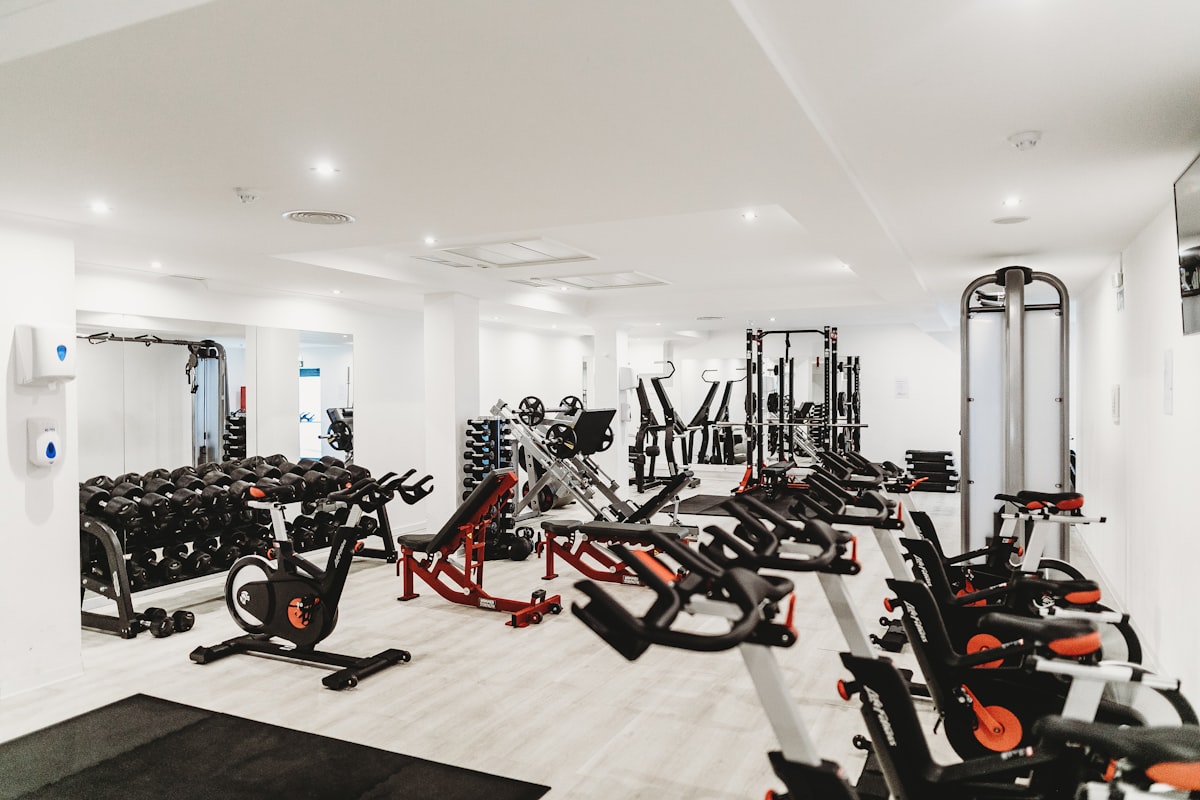 Espace fitness en entreprise avec équipements cardio et musculation professionnels